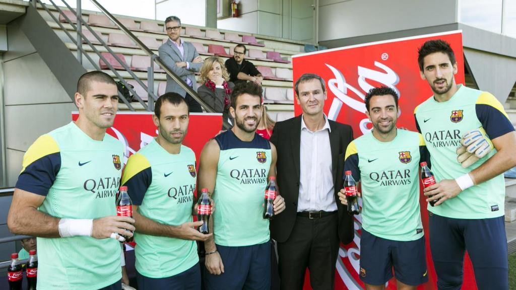Els jugadors del Barça es fan una foto amb una Coca-Cola el 2012.jpg