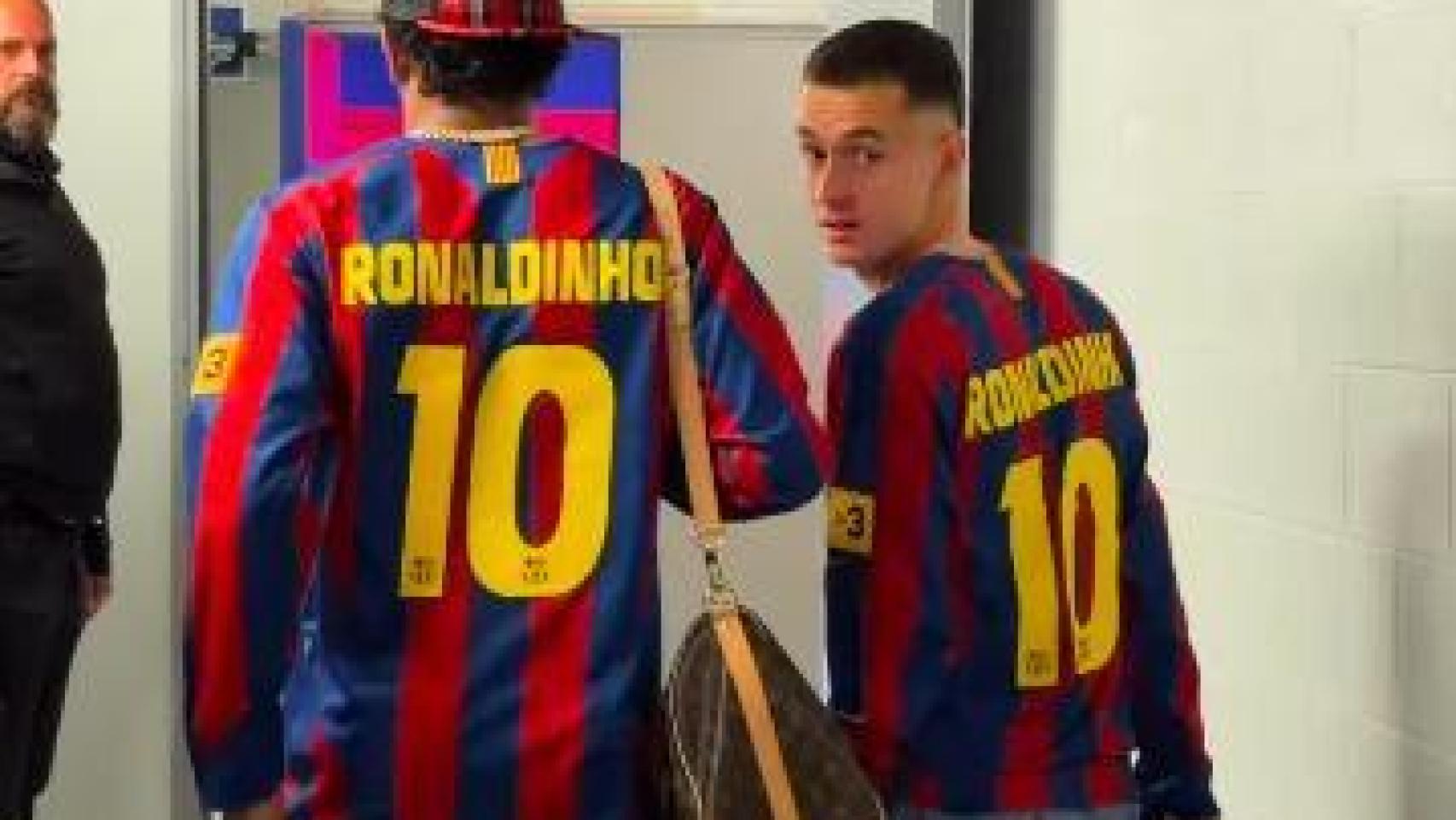 Lamine Yamal y Marc Casadó llegan con la camiseta de Ronaldinho al Camp Nou