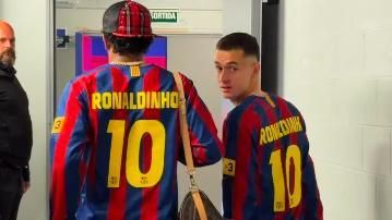Lamine Yamal y Marc Casadó llegan con la camiseta de Ronaldinho al Camp Nou