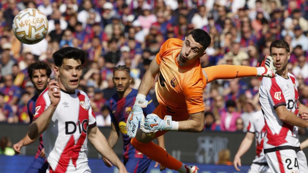 Joan García desvia una pilota durant el Barça-Rayo