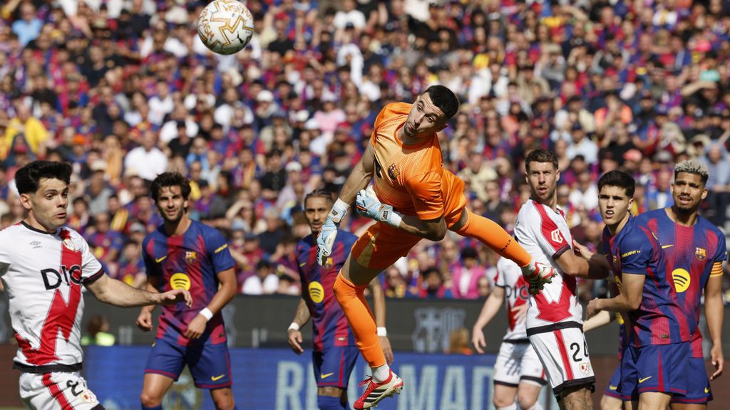 Joan García atura un xut al Barça-Rayo Vallecano de la Lliga