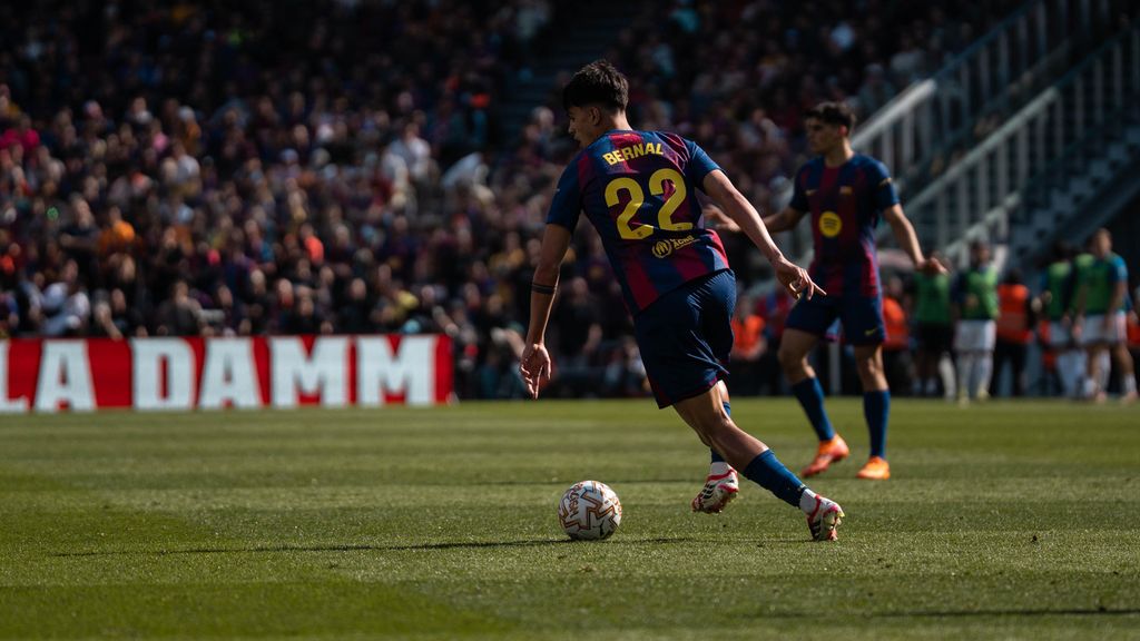 Marc Bernal controla una pilota al Barça-Rayo