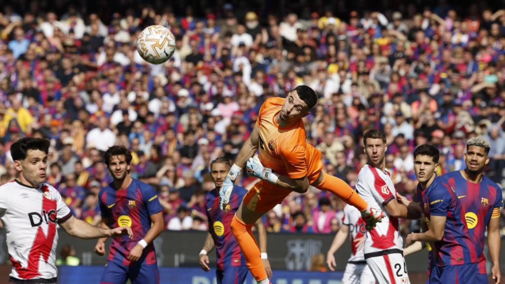 Joan García para un tiro en el Barça-Rayo Vallecano de la Liga