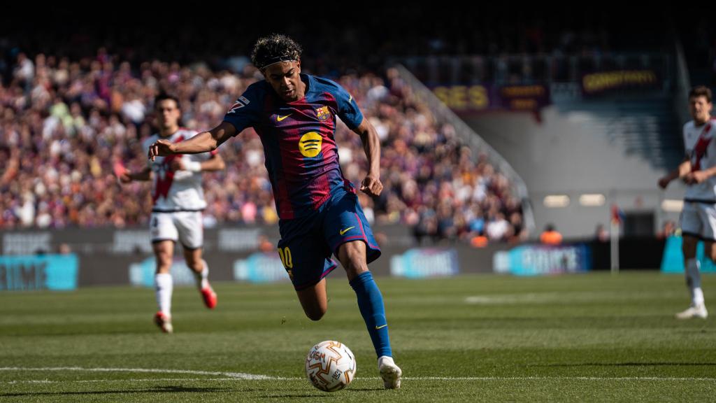 Lamine Yamal intenta un disparo durante el Barça-Rayo