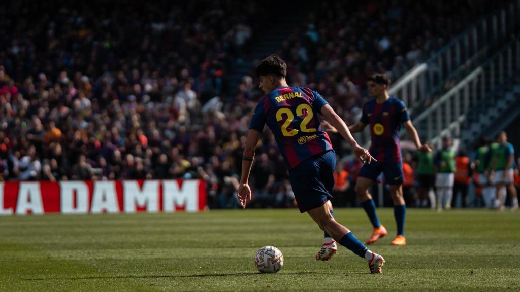 Marc Bernal controla un balón en el Barça-Rayo