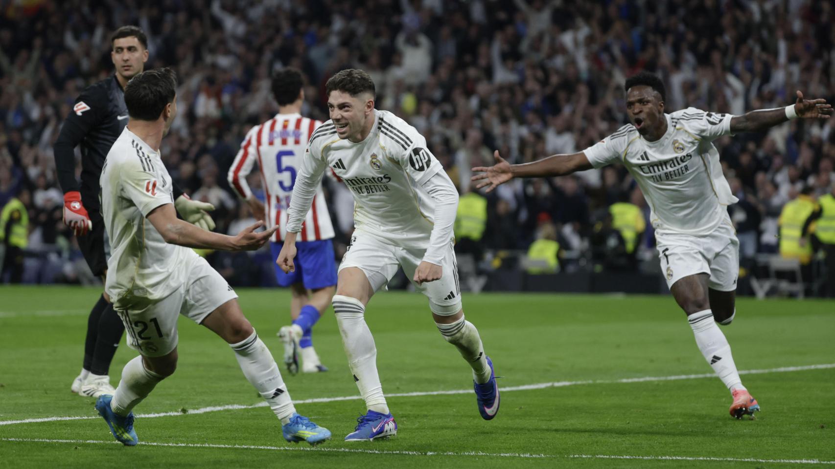 Los jugadores del Real Madrid celebran el gol de Fede Valverde en el derbi madrileño contra el Atlético de Madrid en la Liga