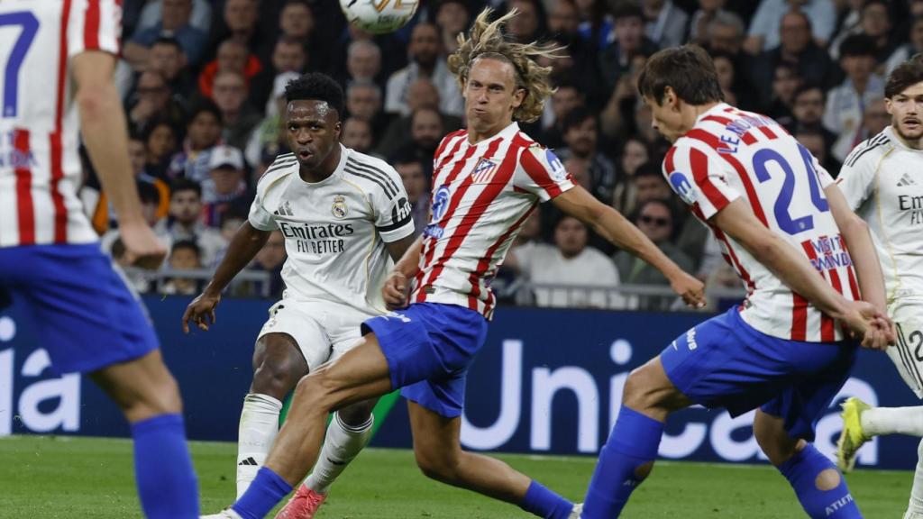 Vinicius Jr dispara a portería en el Real Madrid-Atlético de Madrid de la Liga