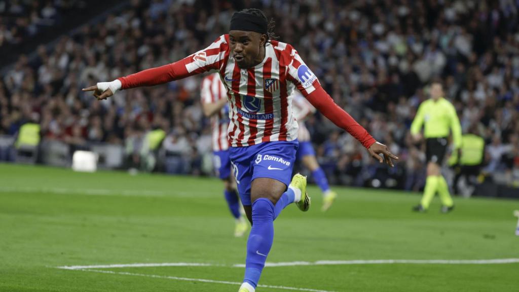 Ademola Lookman celebra su gol en el Real Madrid-Atlético de Madrid de la Liga