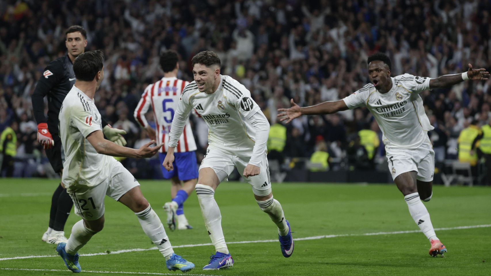 Los jugadores del Real Madrid celebran el gol de Fede Valverde en el derbi madrileño contra el Atlético de Madrid en la Liga