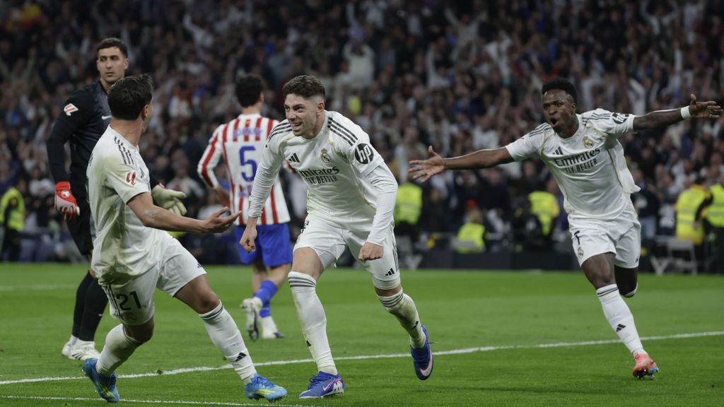 Los jugadores del Real Madrid celebran el gol de Fede Valverde en el derbi madrileño contra el Atlético de Madrid en la Liga