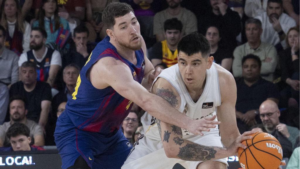 Joel Parra defiende a Gabriel Deck en el Barça de basket-Real Madrid de la Liga Endesa