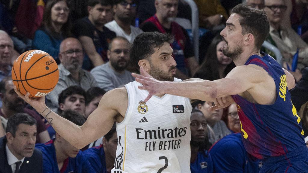 Tomas Satoransky trata de robarle el balón a Facundo Campazzo en el Barça de basket-Real Madrid de la Liga Endesa