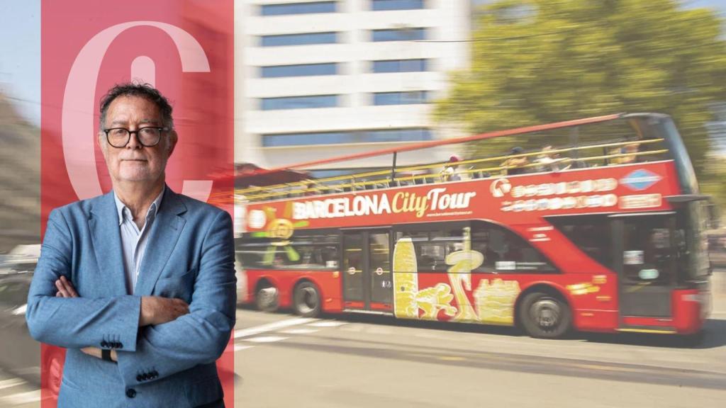 Manuel Gómez Acosta y un autobús turístico de Barcelona
