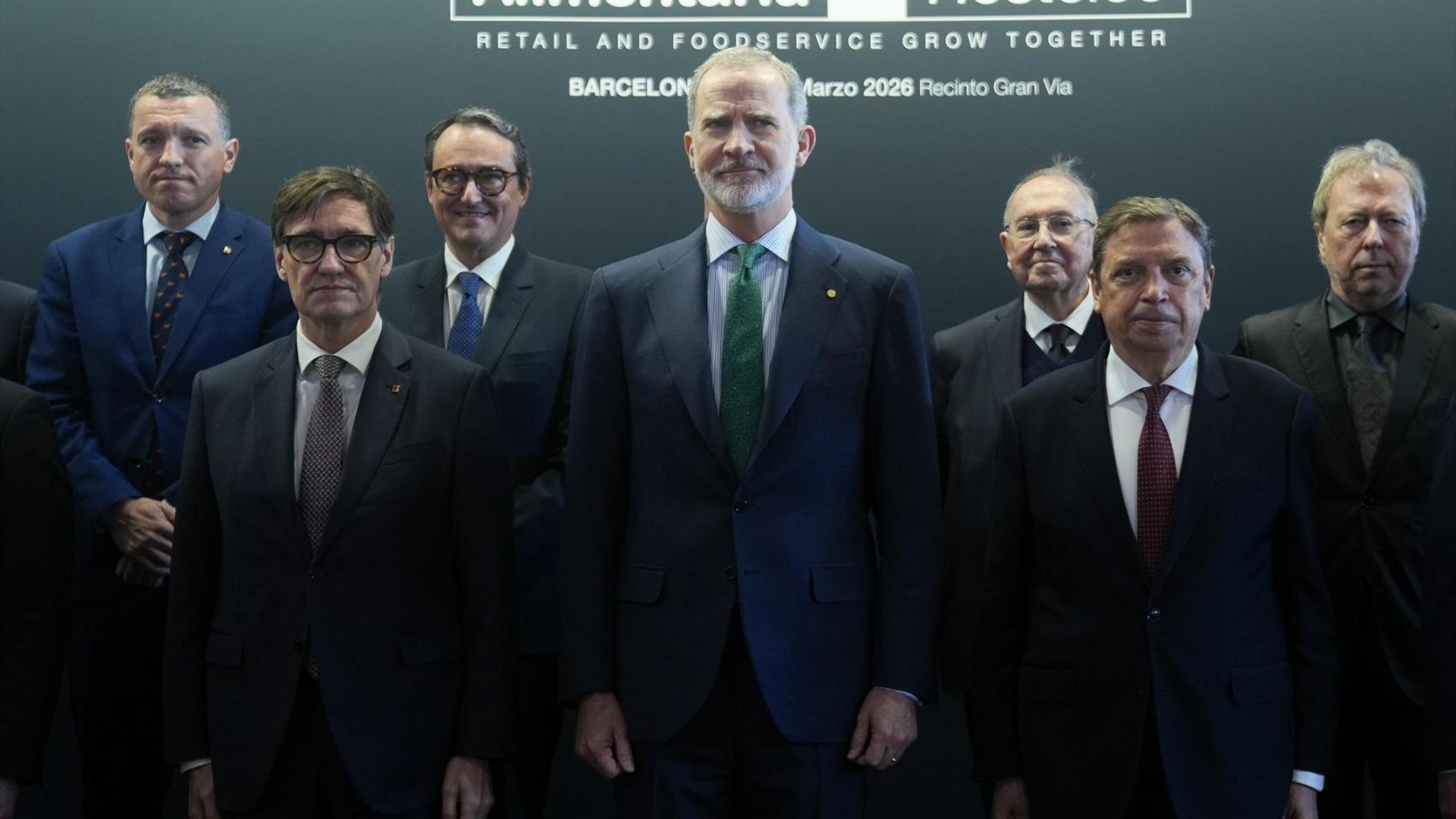 El Rey (c); el presidente de la Generalitat, Salvador Illa (i), y el ministro de Agricultura, Luis Planas (d), en la inauguración de Alimentaria 2026