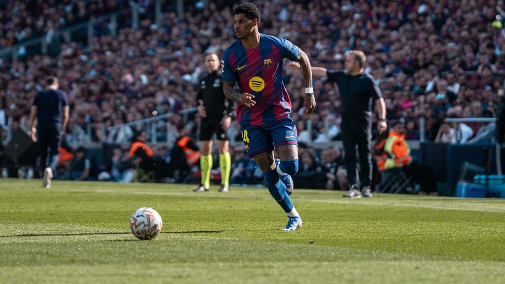 Marcus Rashford conduce el balón durante el Barça-Rayo