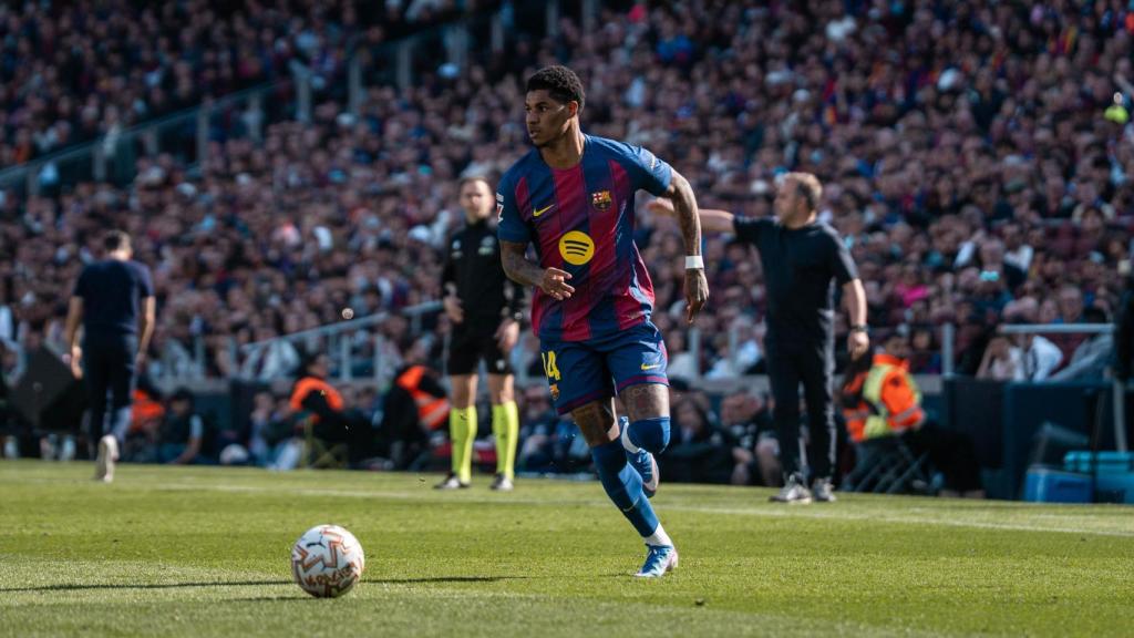 Marcus Rashford conduce el balón durante el Barça-Rayo