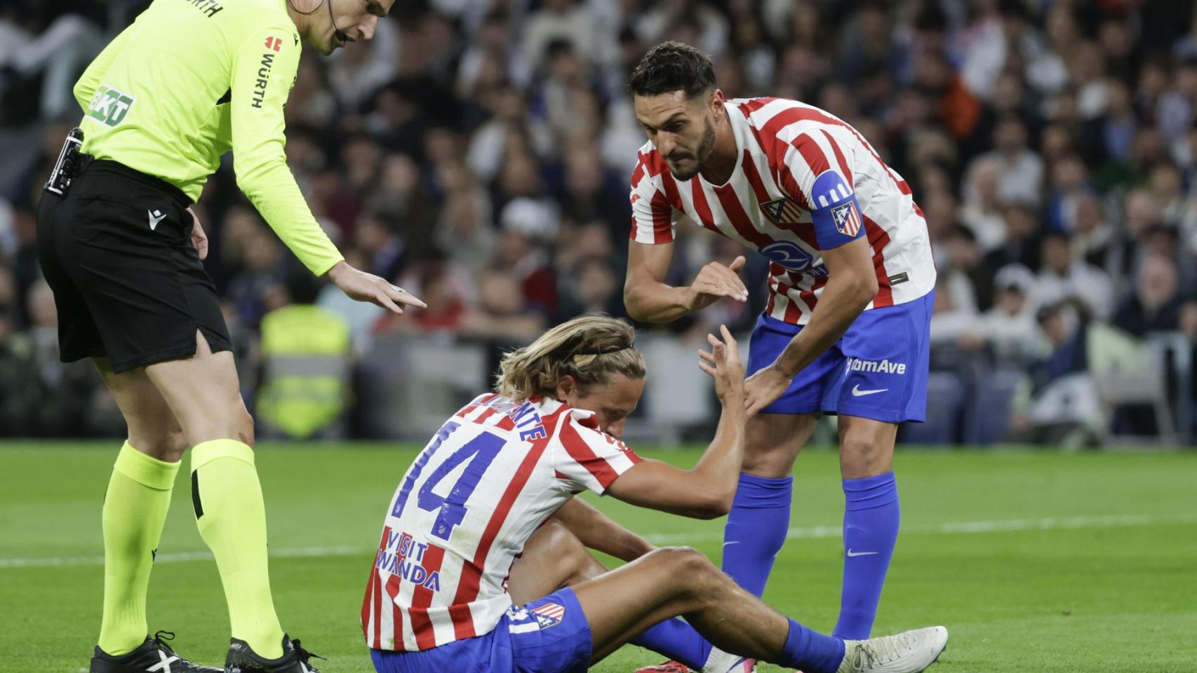 Marcos Llorente se queja tras sufrir una entrada en el Real Madrid-Atlético