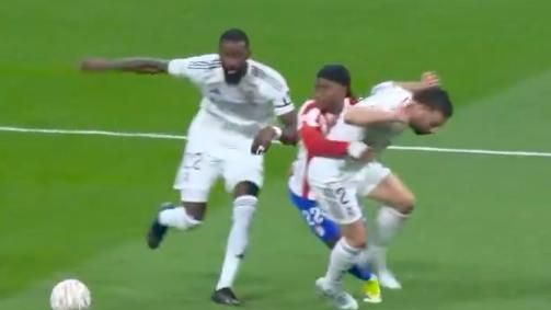 L'obstrucció de Rudiger i Carvajal a Lookman