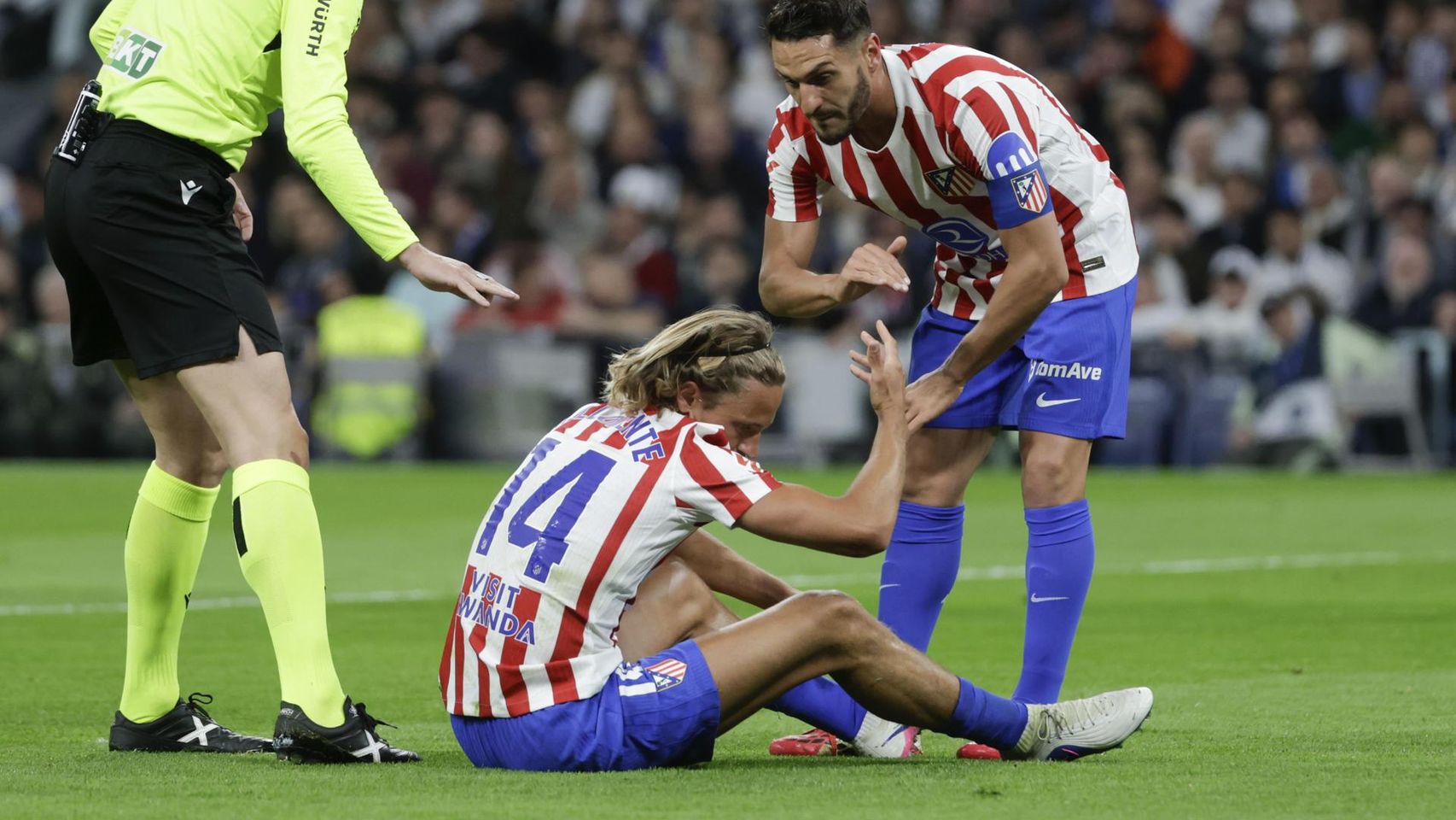 Marcos Llorente se queja tras sufrir una entrada en el Real Madrid-Atlético