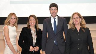 La directora general de Asval, Laura Fernández; la decana del ICAB, Cristina Vallejo; el delegado de Asval en Cataluña, Carlos Muñoz, y la presidenta de la entidad, Helena Beunza