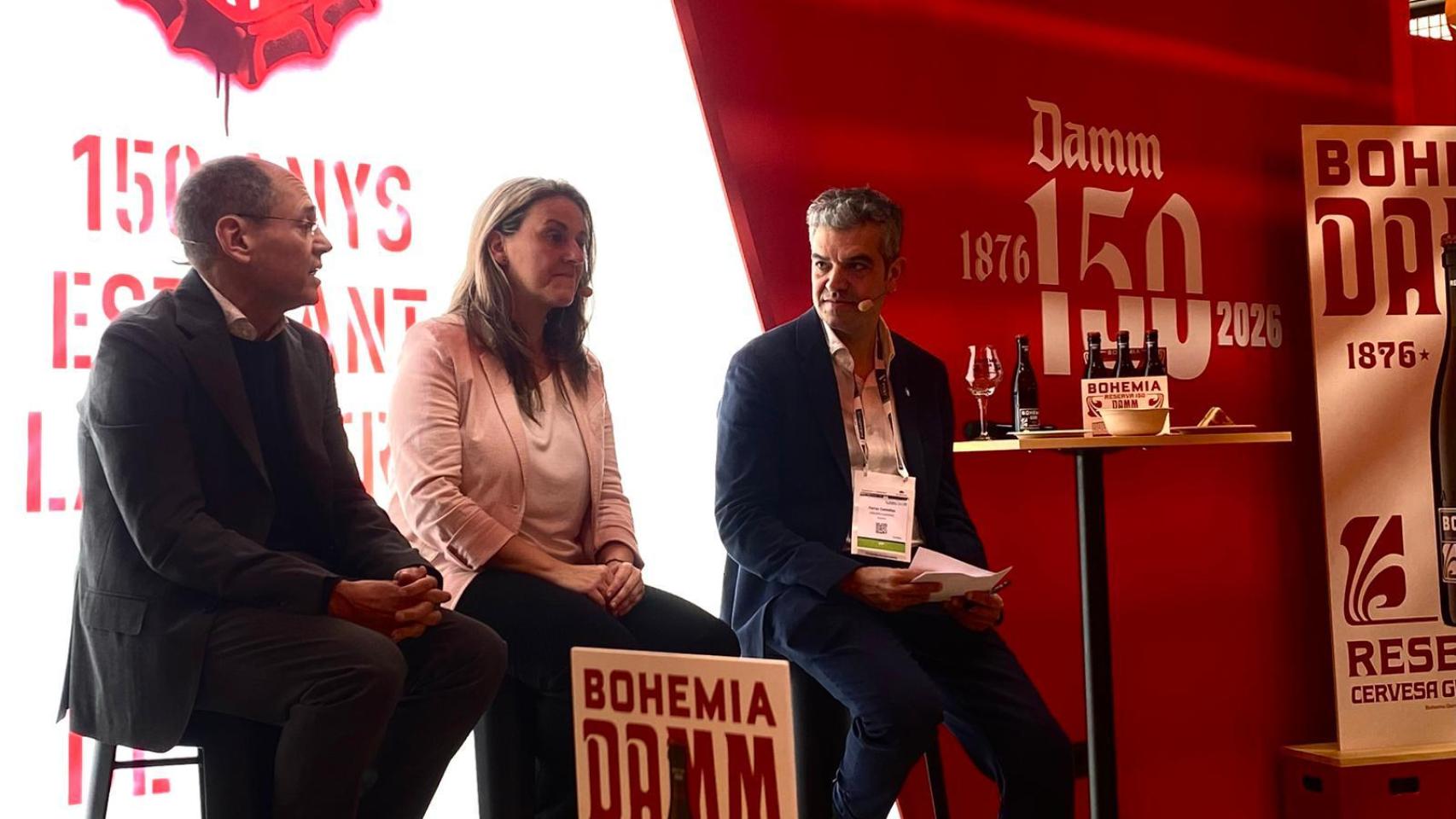 Jaume Alemany (i), director de marketing de Damm; Karen Peiró (c), maestra cervecera de la marca, y Ferran Centelles (d), 'sommelier' y director de bebidas de elBulliFoundation, durante la presentación de Bohemia Reserva 150, su nueva cerveza