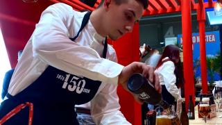 Camarero sirviendo una copa de la nueva cerveza de Estrella Damm