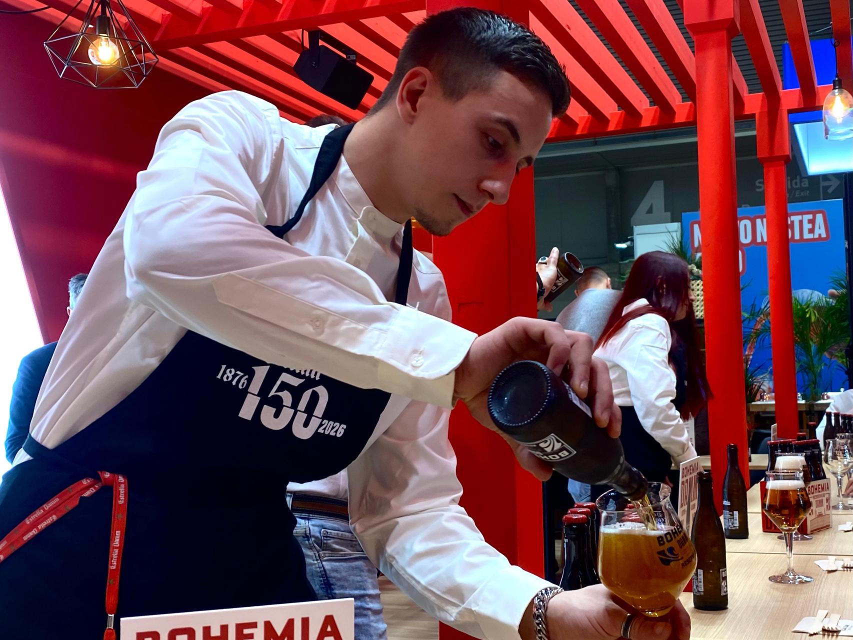 Camarero sirviendo una copa de la nueva cerveza de Estrella Damm