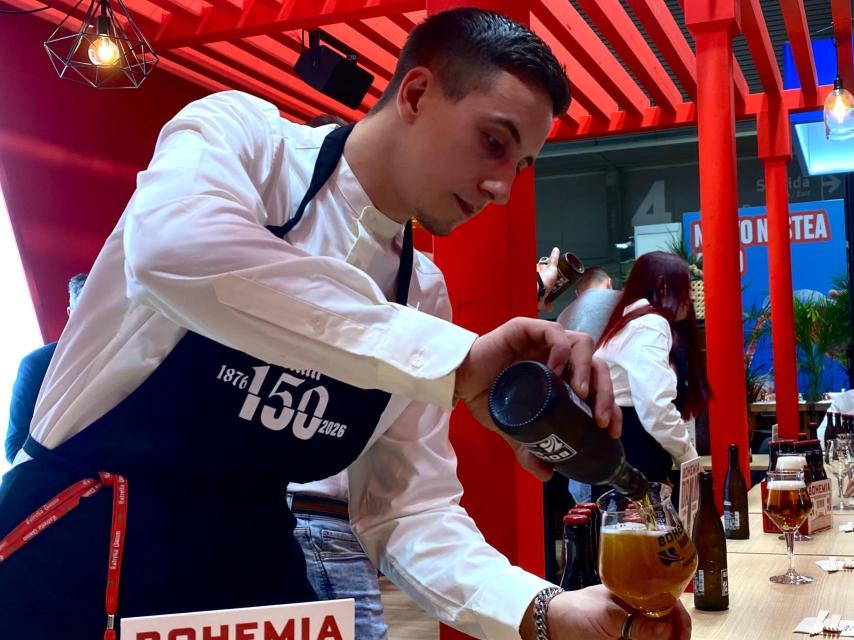 Camarero sirviendo una copa de la nueva cerveza de Estrella Damm