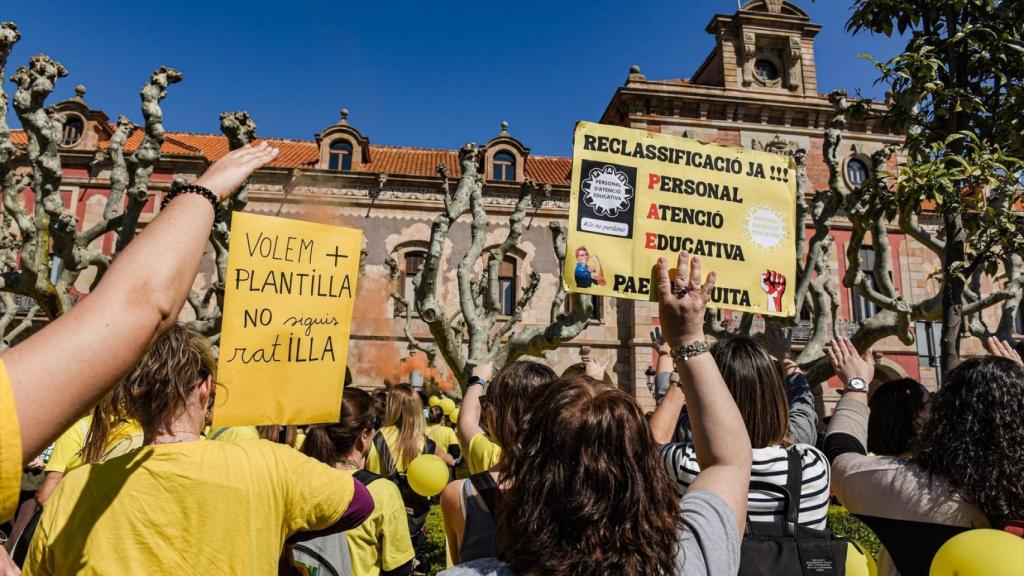 Manifestantes del sector educativo durante una concentración de médicos y otra de docentes frente al Parlament de Cataluña, a 20 de marzo de 2026, en Barcelona