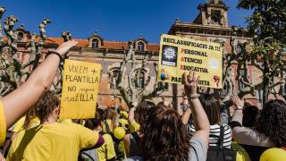 Manifestantes del sector educativo durante una concentración de médicos y otra de docentes frente al Parlament de Cataluña, a 20 de marzo de 2026, en Barcelona