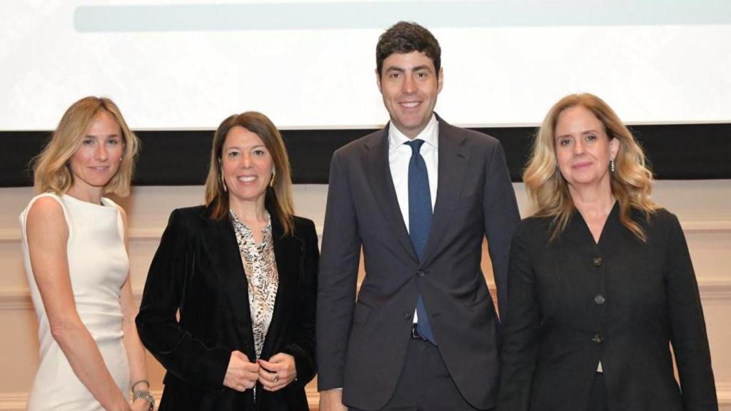 La directora general de Asval, Laura Fernández; la decana del ICAB, Cristina Vallejo; el delegado de Asval en Cataluña, Carlos Muñoz, y la presidenta de la entidad, Helena Beunza