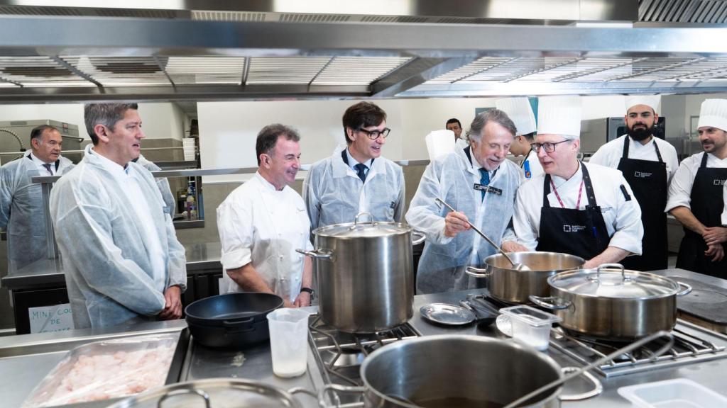 L'alcalde de L'Hospitalet, David Quirós; el xef Martín Berasategui; el president de la Generalitat de Catalunya, Salvador Illa; el president de Grup Planeta i Atresmedia, José Creuheras i un cuiner del Barcelona Culinary Hub