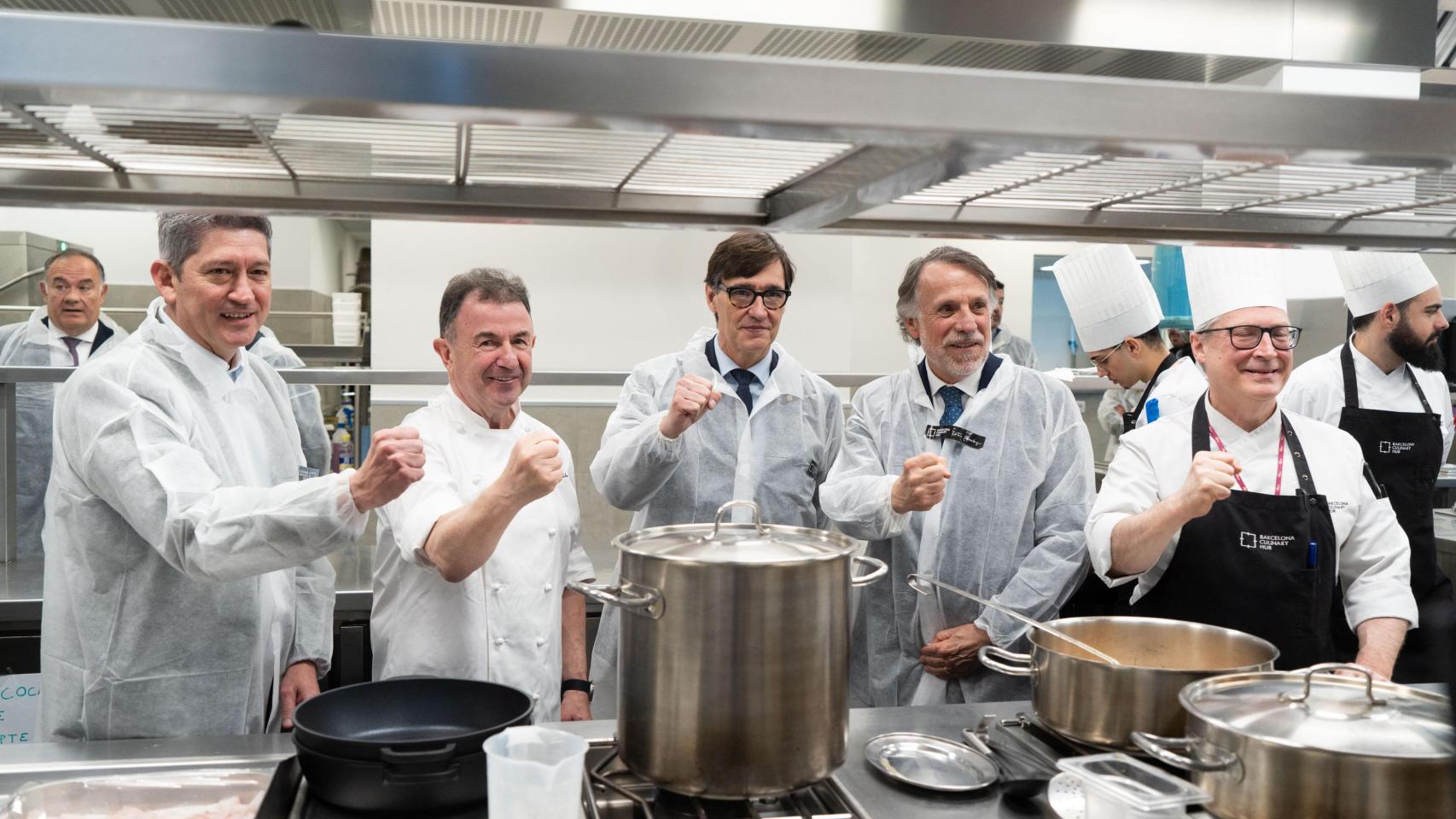 El alcalde de L'Hospitalet de Llobregat, David Quirós; el chef Martín Berasategui; el presidente de la Generalitat de Catalunya, Salvador Illa; el presidente de Grupo Planeta y Atresmedia, José Creuheras y un cocinero del Barcelona Culinary Hub