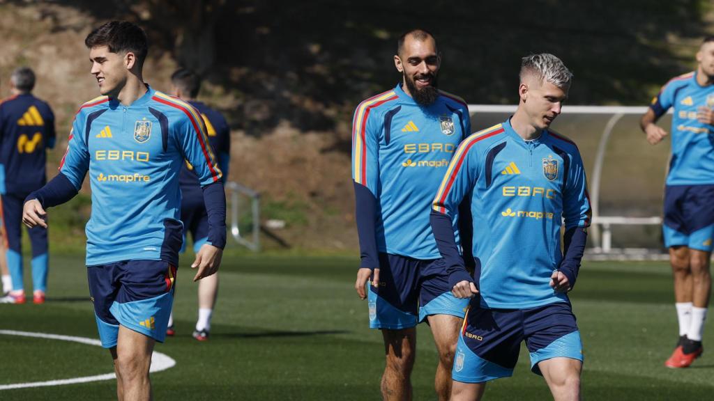 Pau Cubarsí i Dani Olmo s'entrenen amb Espanya