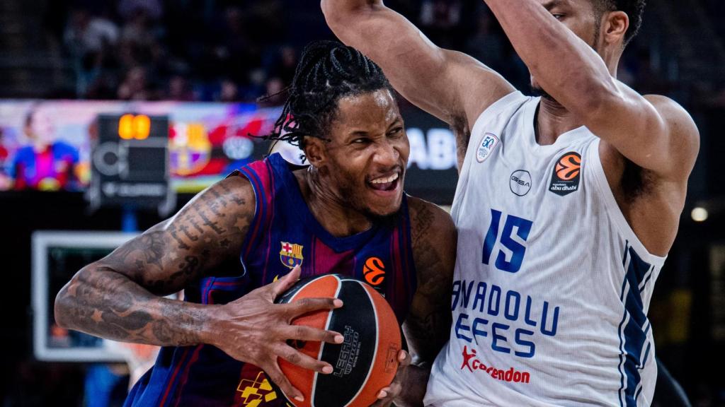 Will Clyburn intenta anotar contra Anadolu Efes
