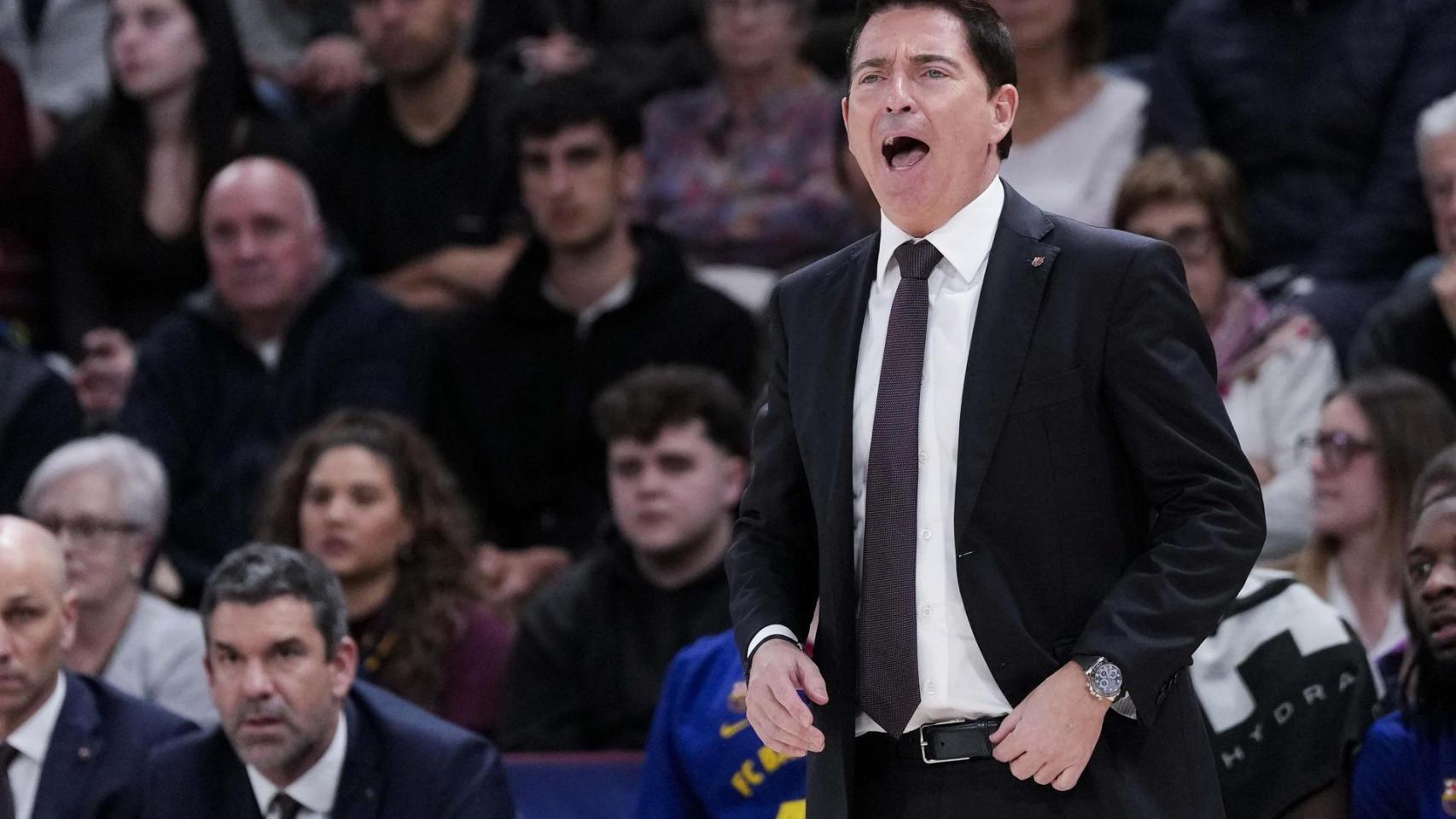 Xavi Pascual da instrucciones a los jugadores del Barça de basket durante el partido contra Anadolu Efes