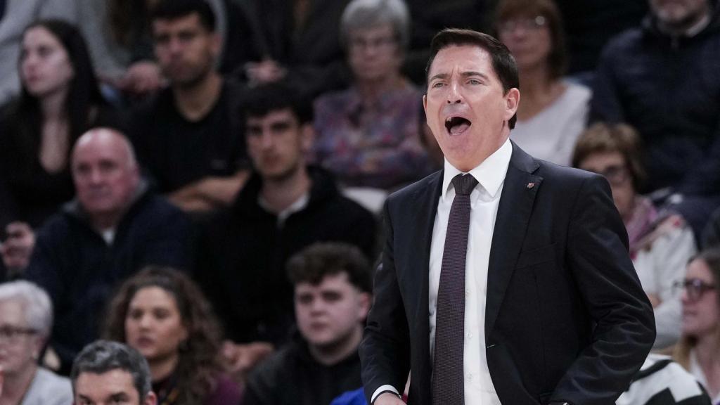 Xavi Pascual da instrucciones a los jugadores del Barça de basket durante el partido contra Anadolu Efes