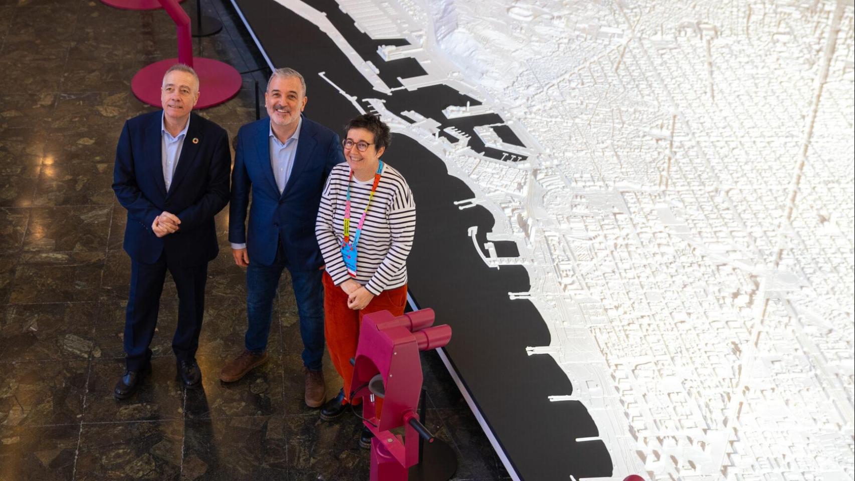 El presidente ejecutivo del CZFB, Pere Navarro; el Alcalde de Barcelona, Jaume Collboni; y la arquitecta jefe del Ayuntamiento, Maria Buhigas, presentaron la maqueta ‘Plano de Barcelona 2026-2035’