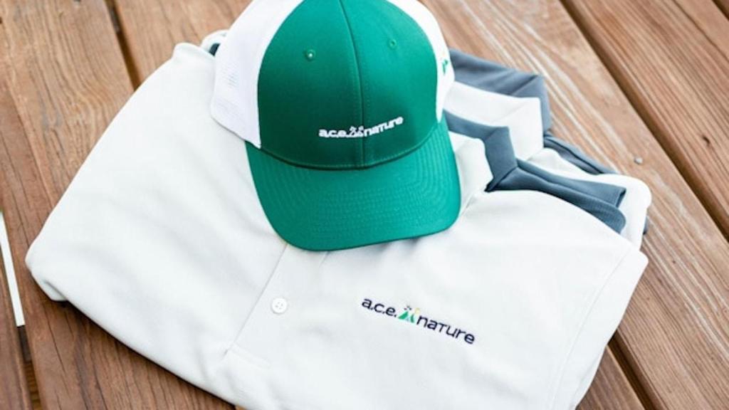 Camiseta y gorra de merchandising
