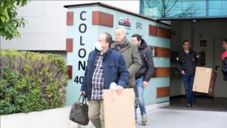 La comitiva policial, saliendo de la sede de Ambulancias Egara, en Terrassa (Barcelona) en marzo de 2023