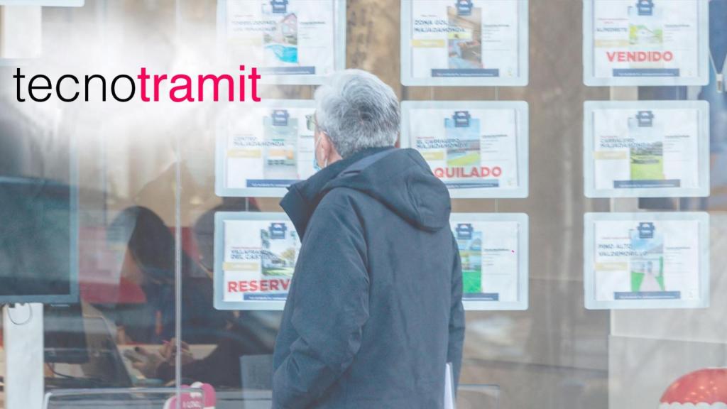 Fotomontaje de un particular ante una inmobiliaria y, arriba a la izquierda, el logo de Tecnotramit