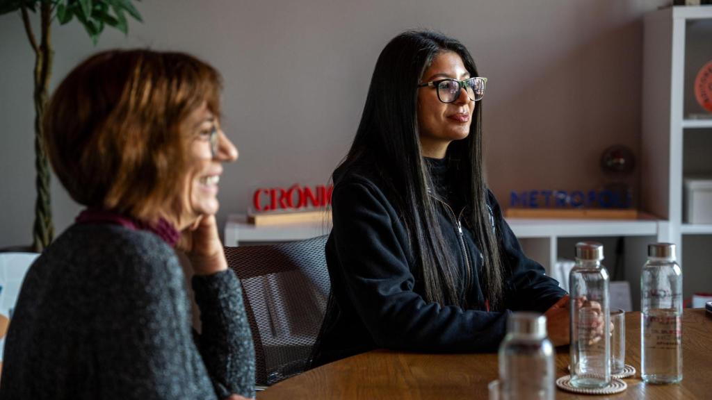 Nada Itrab i la periodista Neus Sala a l’entrevista amb Crónica Global