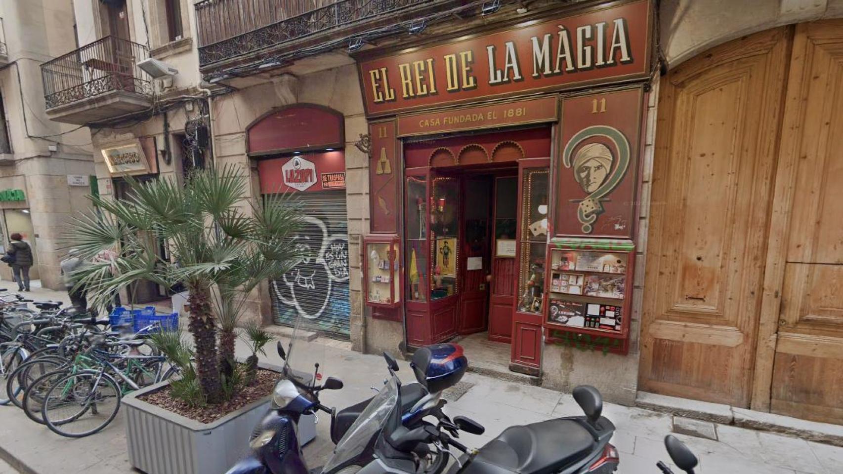 Entrada de la tienda de magia del Born que sufrió varios desperfectos durante la detención de dos multirreincidentes