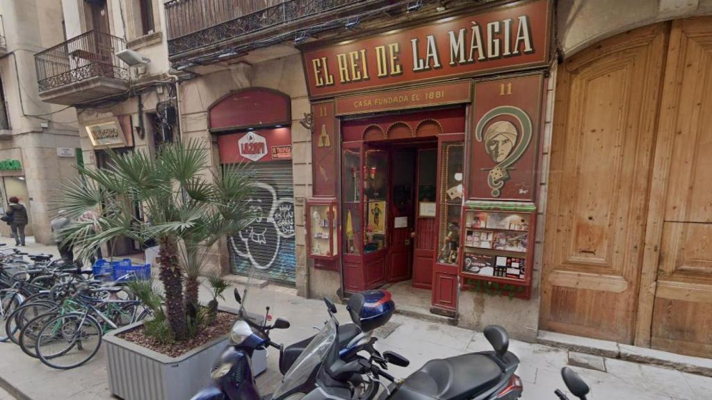 Entrada de la tienda de magia del Born que sufrió varios desperfectos durante la detención de dos multirreincidentes