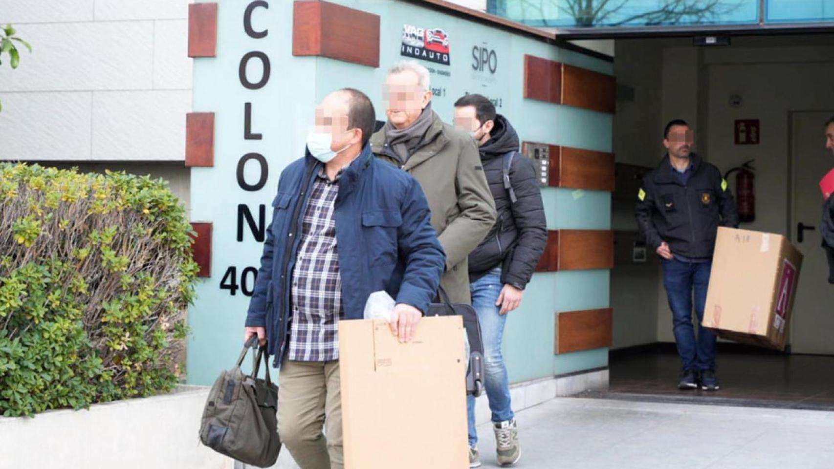 La comitiva policial, saliendo de la sede de Ambulancias Egara, en Terrassa (Barcelona) en marzo de 2023