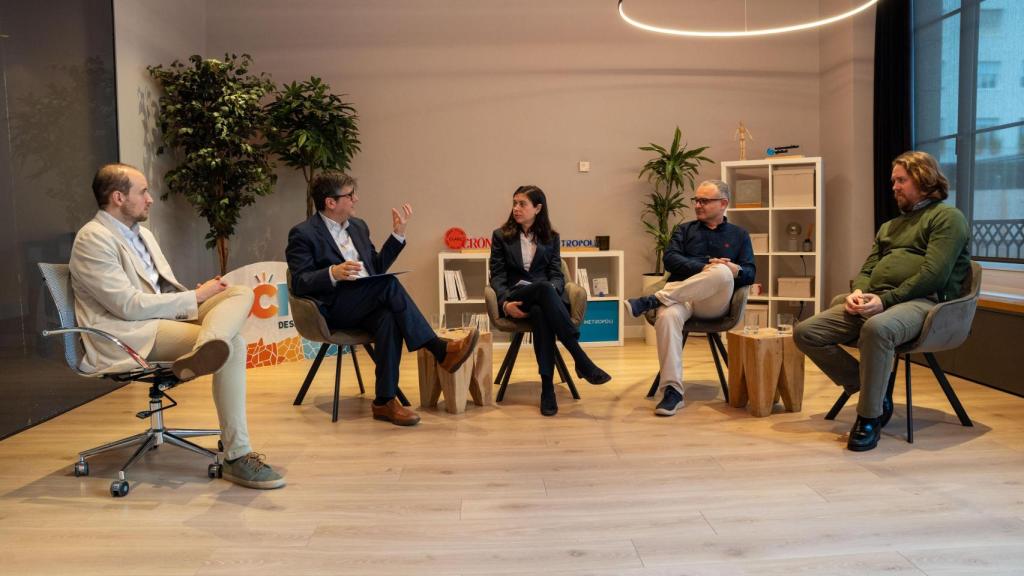 D'esquerra a dreta: Gerard Mateo, sotsdirector de Crónica Global; Jordi Martínez, director d'educació financera de l'IEF; Inés Bertrand, directora executiva de Junior Achievement; Samuel Lacarta, chief digital marketing officer d'imagin, i Johnny Rosell, jove emprenedor