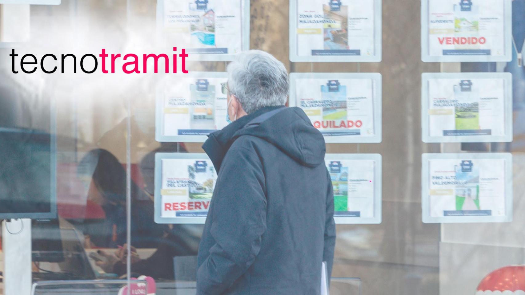 Fotomontaj de un particular en una inmobiliaria y, arriba a la izquierda, el logo de Tecnotramit