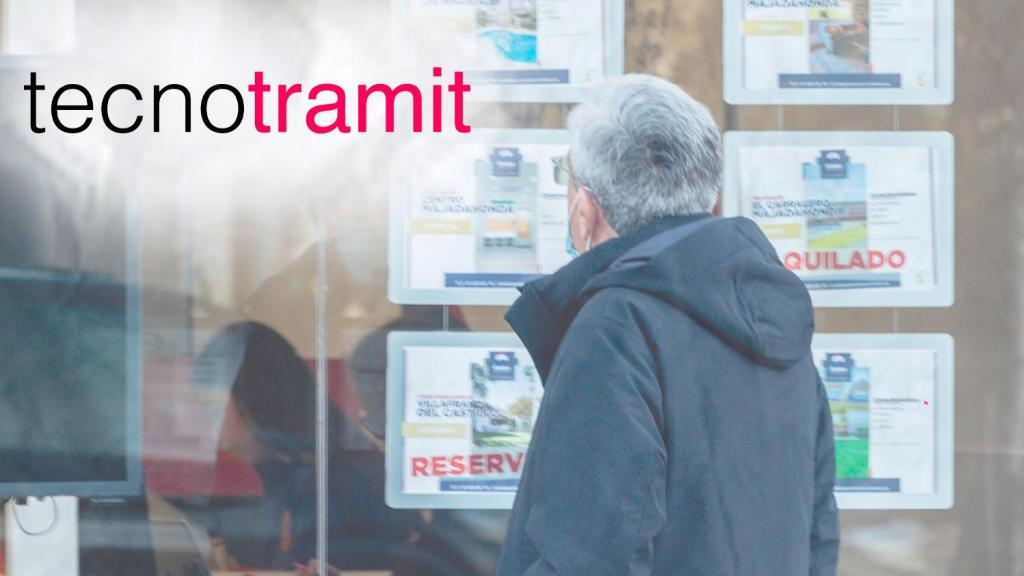 Fotomontaj de un particular en una inmobiliaria y, arriba a la izquierda, el logo de Tecnotramit
