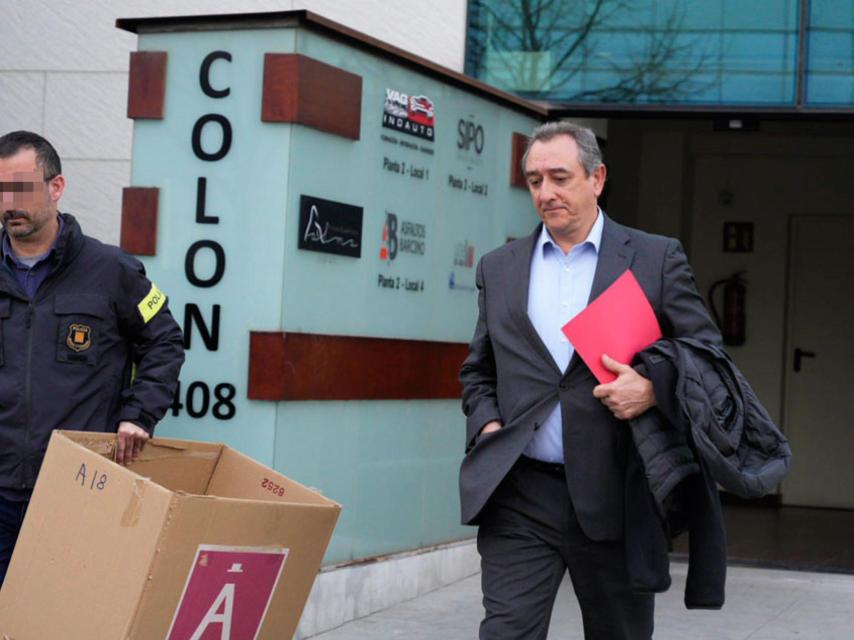 L'advocat d'Ambulancias Egara, durant el registre policial a la seu de l'empresa