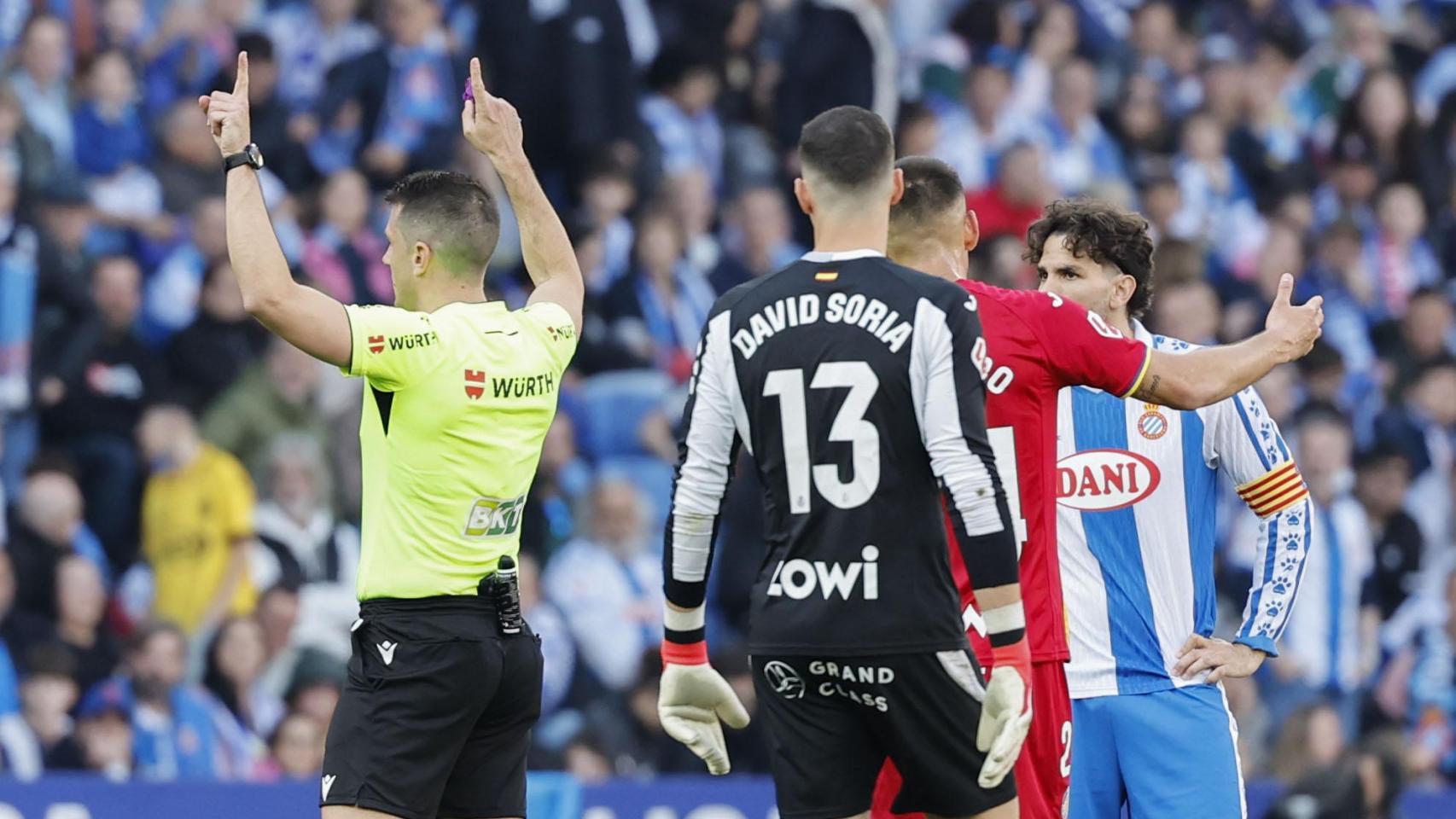Isidro Díaz de Mera anula un gol del Espanyol contra el Getafe